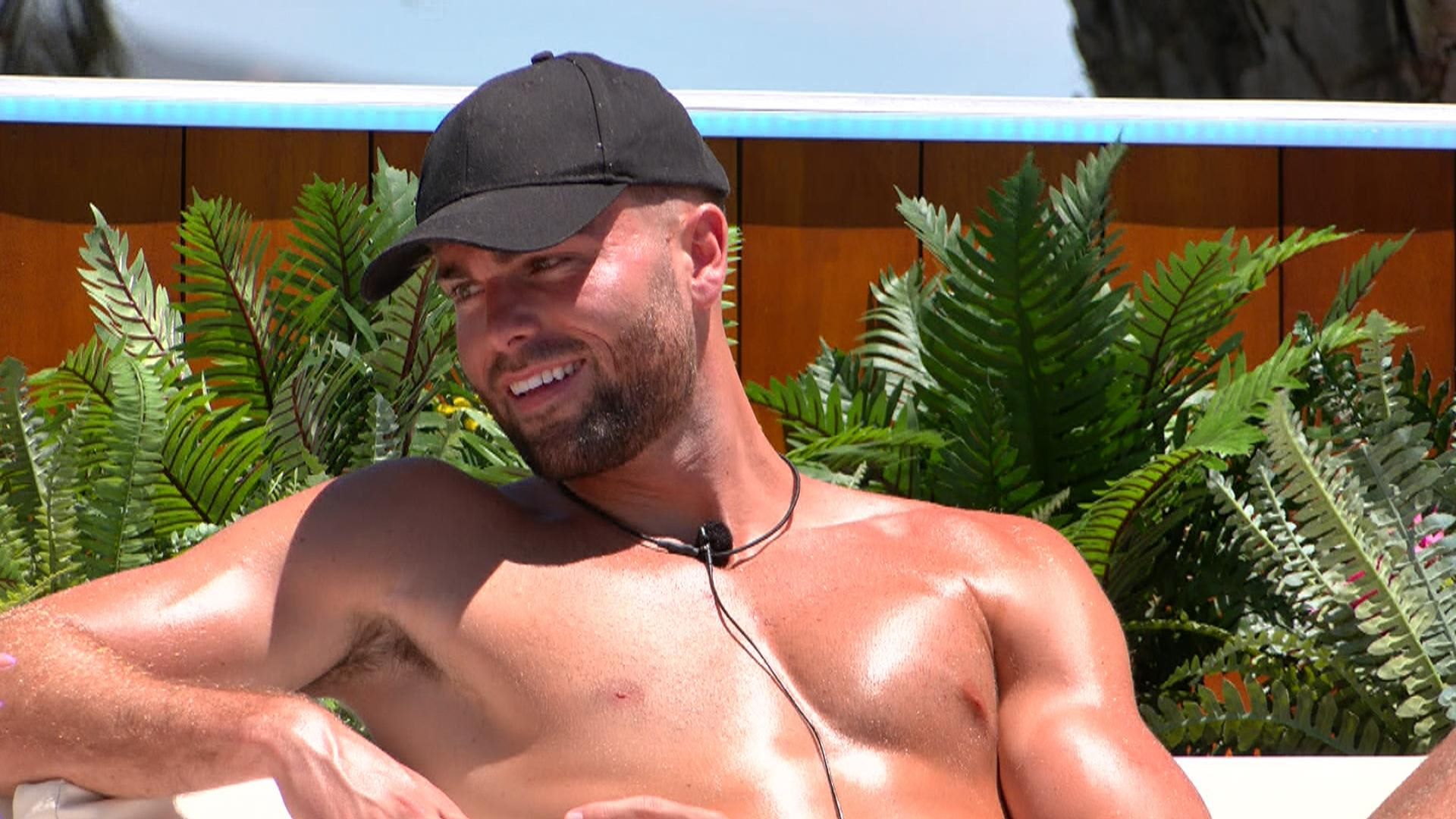 Love Island 2023 spoilers Bombshell Tom cracks on has he steals one